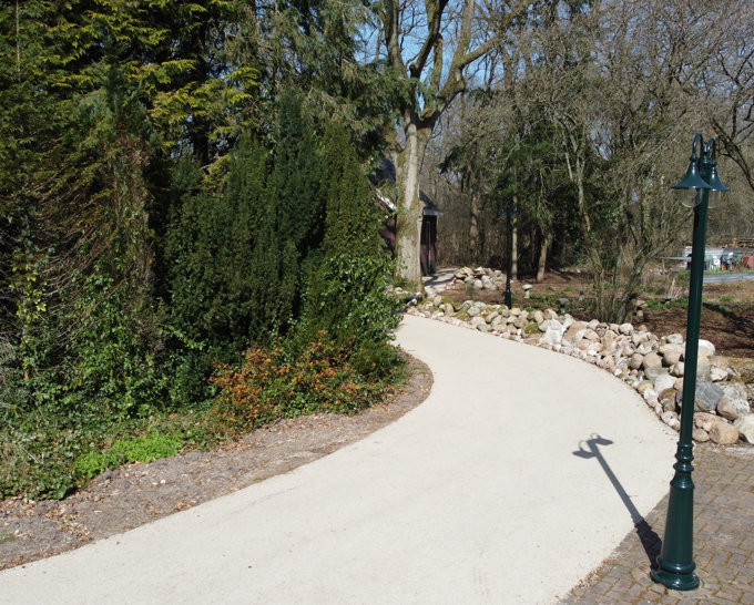 Een tuinpad met natuurlijke uitstraling Een tuinpad met natuurlijke uitstraling